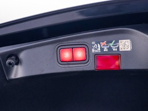 Used 2023 Mercedes-Benz C 300 4MATIC Coupe image 31