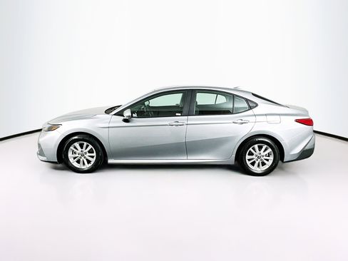 Used 2025 Toyota Camry LE image 4