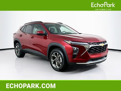 Used 2025 Chevrolet Trax LT FWD image 1