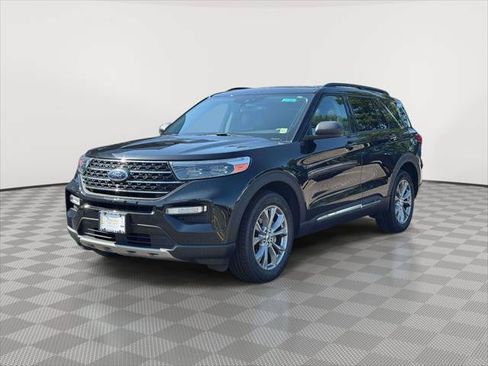 Used 2022 Ford Explorer XLT w/ Equipment Group 202A AWD/4WD image 3