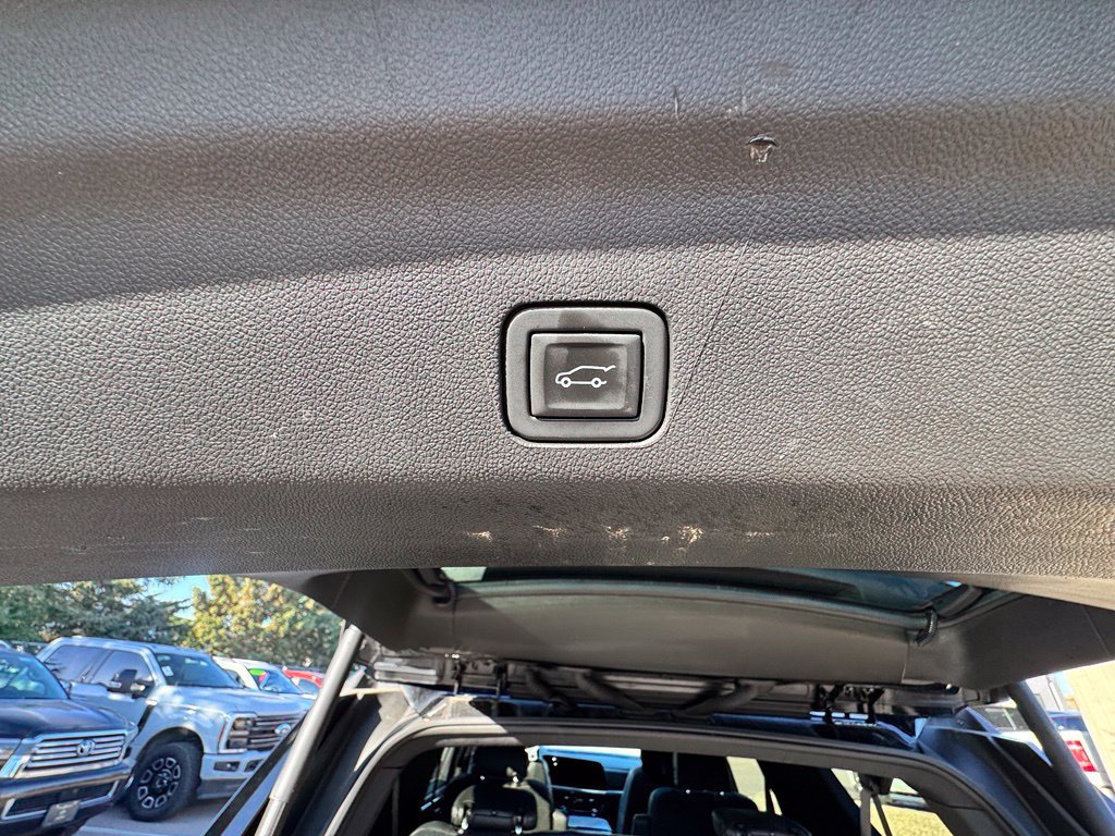 Used 2025 Chevrolet Suburban High Country AWD/4WD image 46