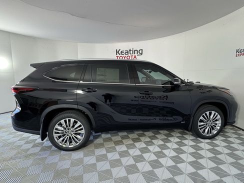 New 2026 Toyota Highlander Platinum image 3