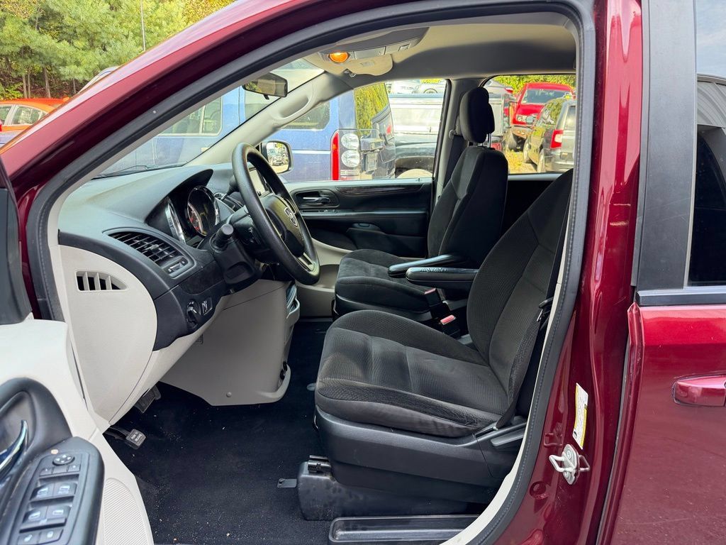 Used 2018 Dodge Grand Caravan SE FWD image 11