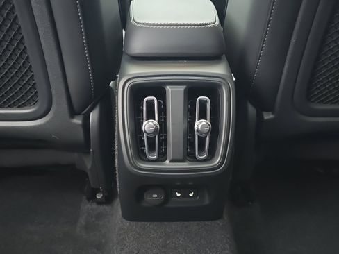 Certified 2025 Volvo XC40 B5 Core image 23