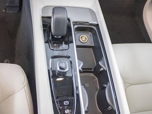 Certified 2025 Volvo XC60 B5 Plus w/ Protection Package Premier image 24