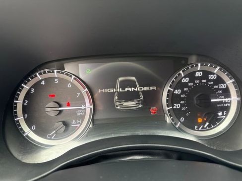 Used 2024 Toyota Highlander LE image 12