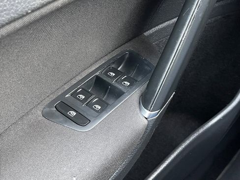 Used 2016 Volkswagen Golf S image 31