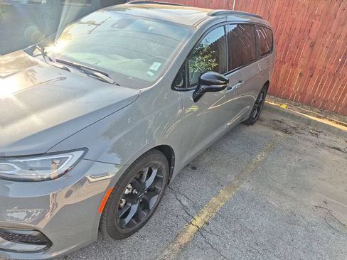 Used 2025 Chrysler Pacifica Limited FWD image 5