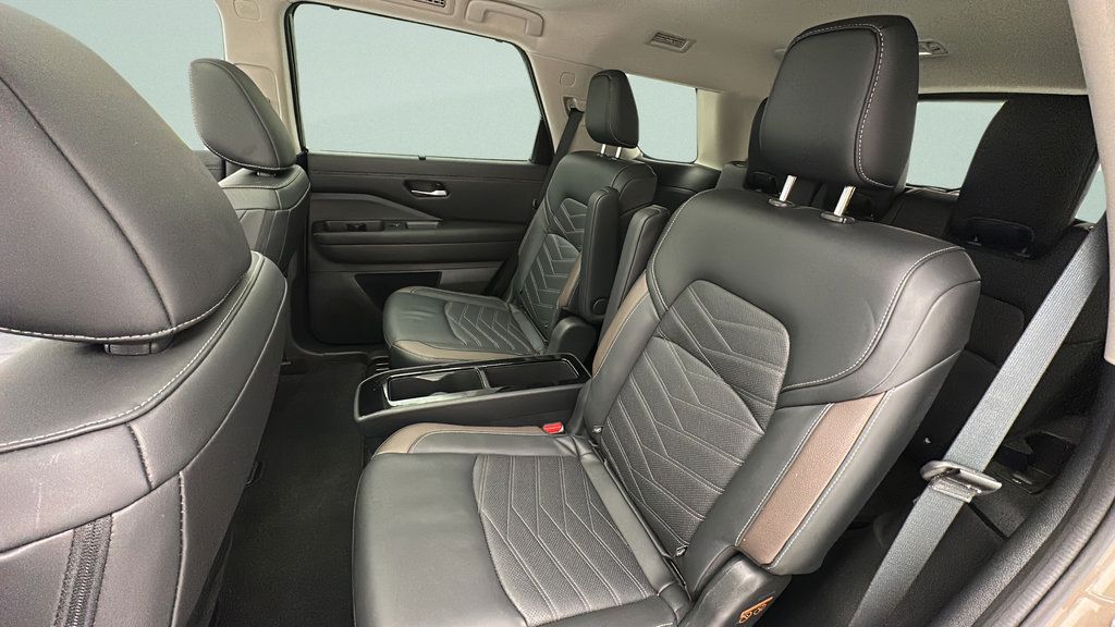 Used 2024 Nissan Pathfinder Platinum AWD/4WD image 11
