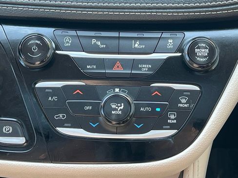 Used 2024 Chrysler Pacifica Limited FWD image 22