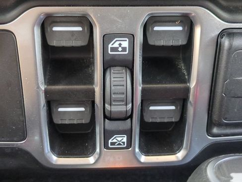 Used 2025 Jeep Wrangler Unlimited Sahara AWD/4WD image 25