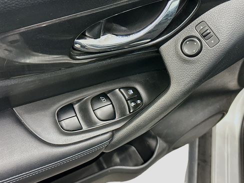 Used 2018 Nissan Rogue S AWD/4WD image 15