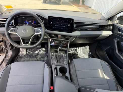 Certified 2025 Volkswagen Jetta SE w/ Sunroof Package image 14