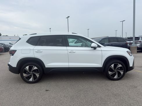 Used 2025 Volkswagen Taos SE AWD/4WD image 4