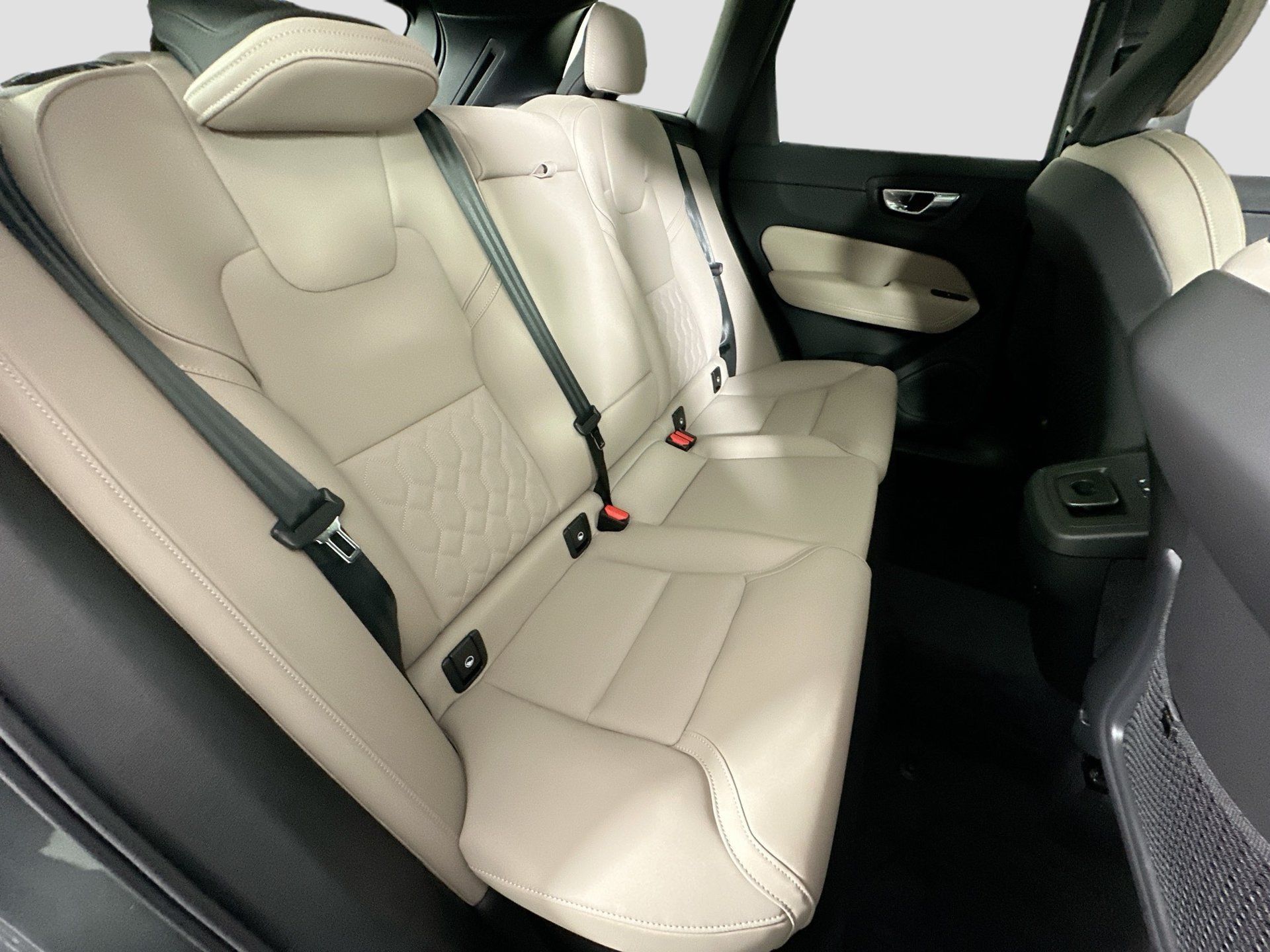 Certified 2026 Volvo XC60 B5 Core w/ Climate Package AWD/4WD image 26