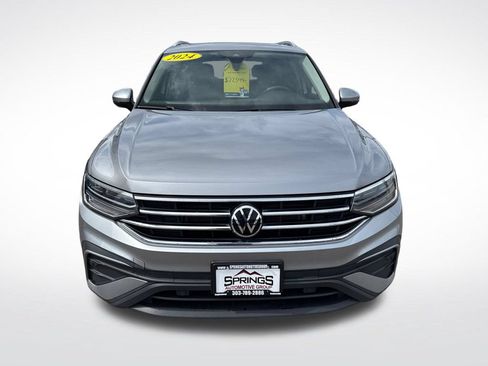Used 2024 Volkswagen Tiguan SE w/ Panoramic Sunroof Package AWD/4WD image 8