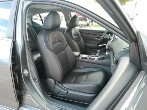 Used 2025 Nissan Sentra SR w/ SR Premium Package FWD image 20