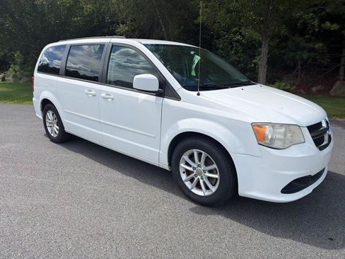 Used 2014 Dodge Grand Caravan SXT w/ Rear Park Assist Package FWD image 4
