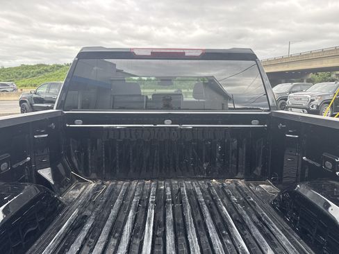 Used 2025 GMC Sierra 1500 SLT AWD/4WD image 6