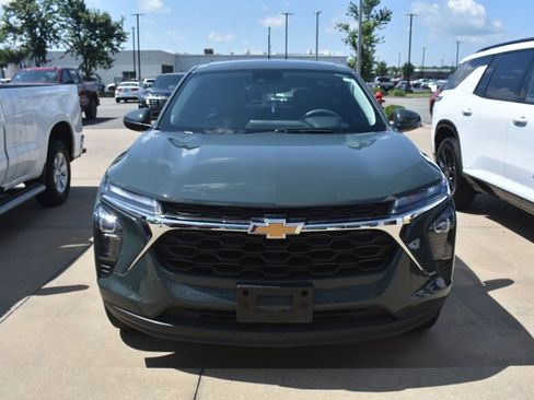 Used 2025 Chevrolet Trax LS w/ LS Convenience Package FWD image 2