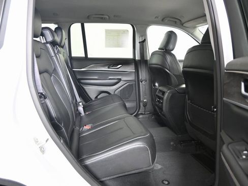 Used 2023 Jeep Grand Cherokee Limited image 16