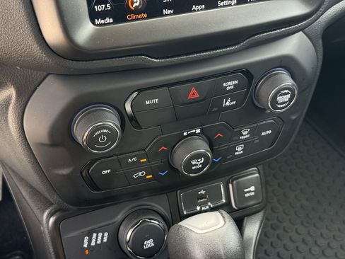 Used 2023 Jeep Renegade Latitude AWD/4WD image 22