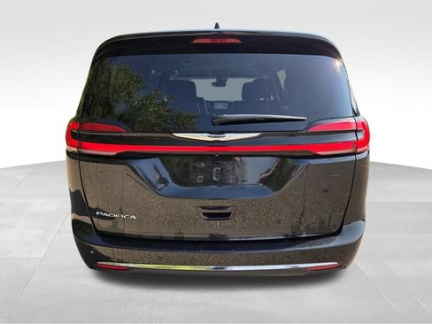 Used 2023 Chrysler Pacifica Touring-L FWD image 3