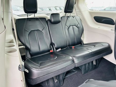 Used 2023 Chrysler Pacifica Touring-L FWD image 31