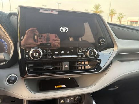 Certified 2025 Toyota Highlander Limited FWD image 19