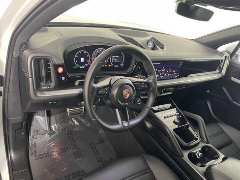 Certified 2026 Porsche Cayenne AWD/4WD image 4