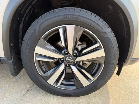 Used 2022 Nissan Rogue Platinum w/ Head-Up Display Package image 9