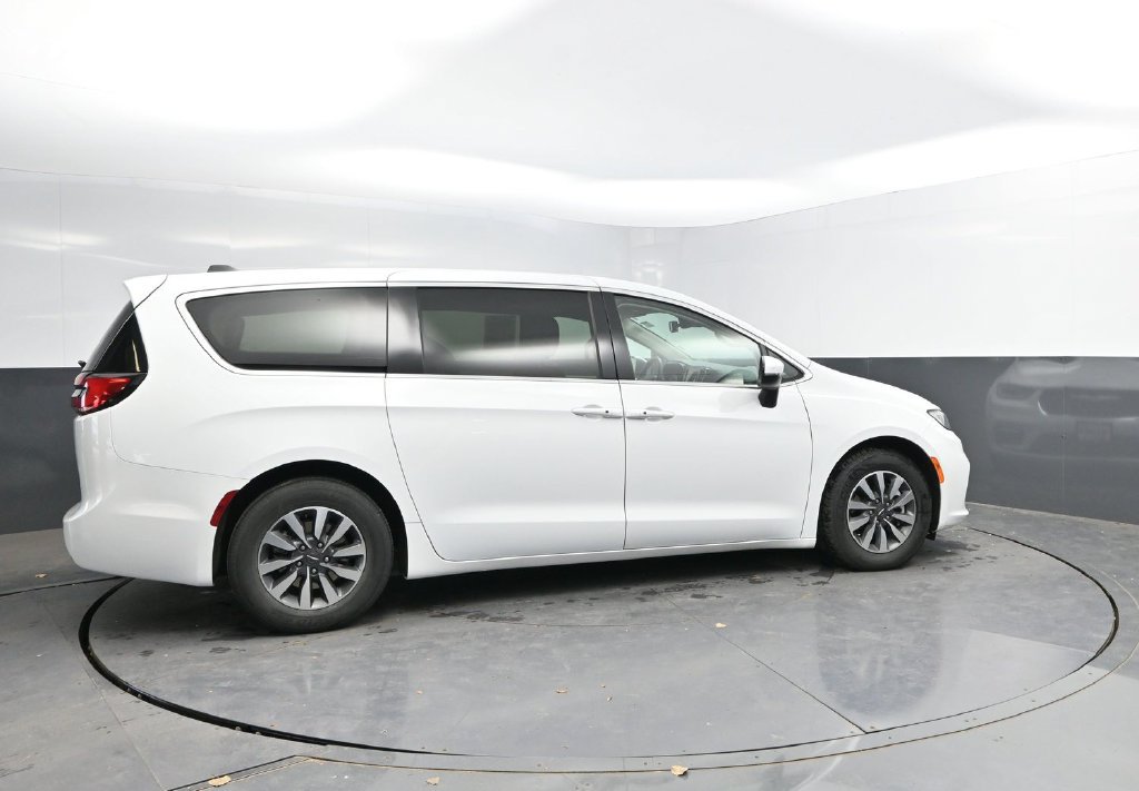Used 2023 Chrysler Pacifica Touring-L FWD image 8