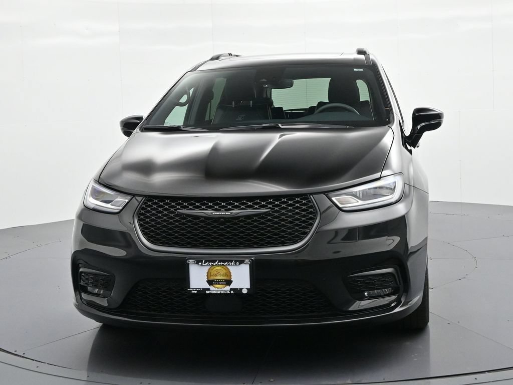 Used 2025 Chrysler Pacifica Limited FWD image 3