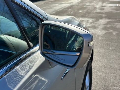 Used 2018 Buick Enclave Essence image 12