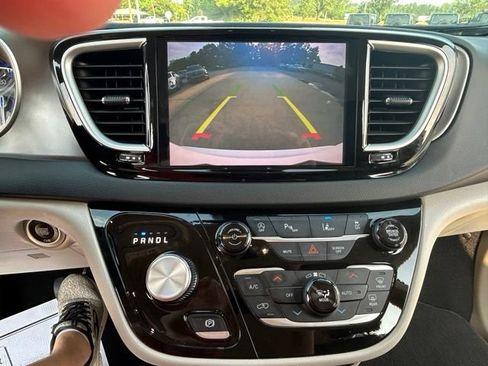 Used 2024 Chrysler Pacifica Touring-L FWD image 16