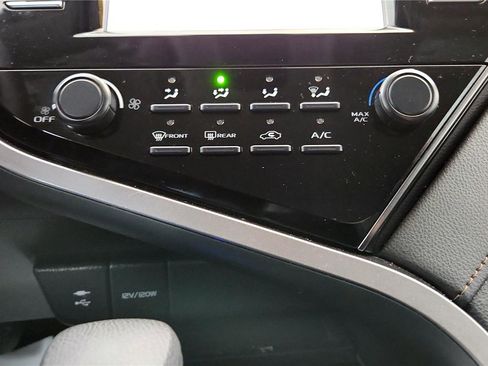 Used 2019 Toyota Camry LE w/ Carpet Mat Package image 30