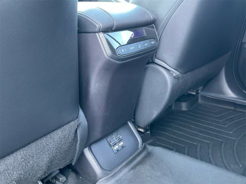 Used 2021 Toyota Highlander XLE image 29