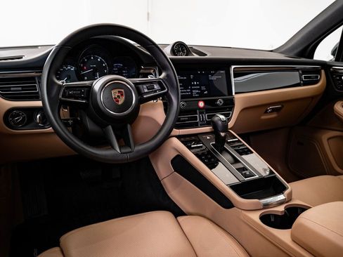 Certified 2025 Porsche Macan AWD/4WD image 4