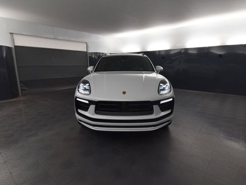 Certified 2025 Porsche Macan AWD/4WD image 10
