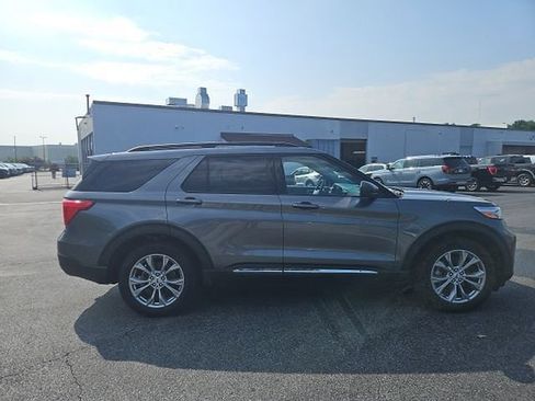 Used 2023 Ford Explorer XLT w/ Equipment Group 202A AWD/4WD image 3