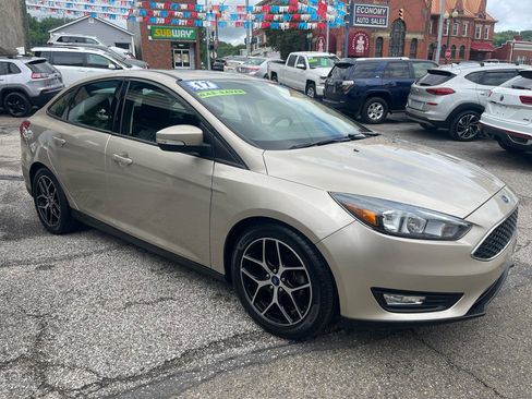 Used 2017 Ford Focus SEL FWD image 4