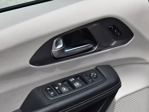 Used 2023 Chrysler Pacifica Touring-L FWD image 22