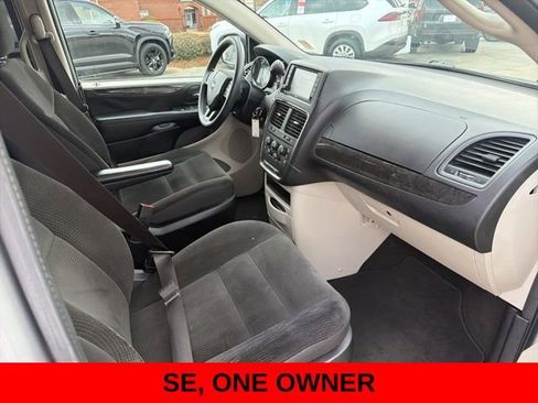 Used 2018 Dodge Grand Caravan SE w/ UConnect Hands-Free Group image 9