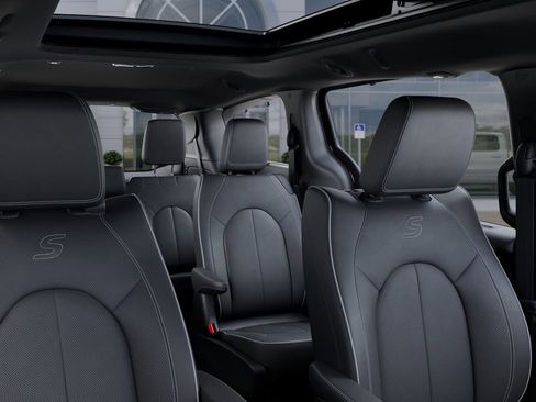 New 2026 Chrysler Pacifica Limited w/ Uconnect Theater Family Group image 28