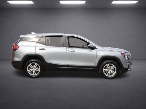 Used 2024 GMC Terrain SLE image 3
