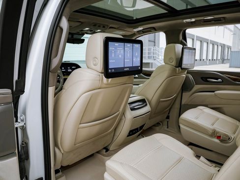 Used 2021 Cadillac Escalade Sport Platinum w/ LPO, ONYX Package image 33