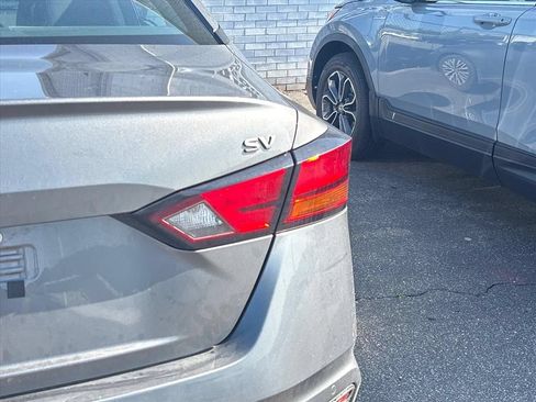 Used 2024 Nissan Altima 2.5 SV w/ SV Premium Package FWD image 9