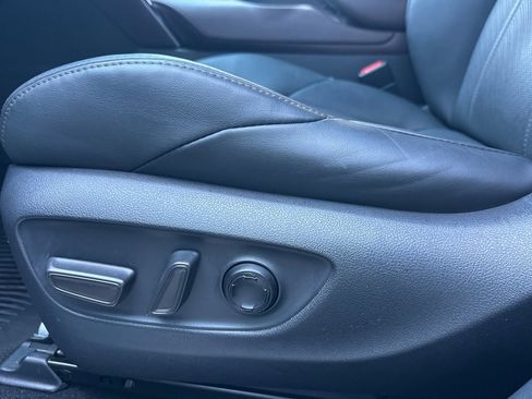 Used 2023 Toyota Venza Limited image 14