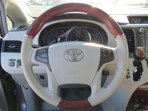 Used 2013 Toyota Sienna Limited image 12