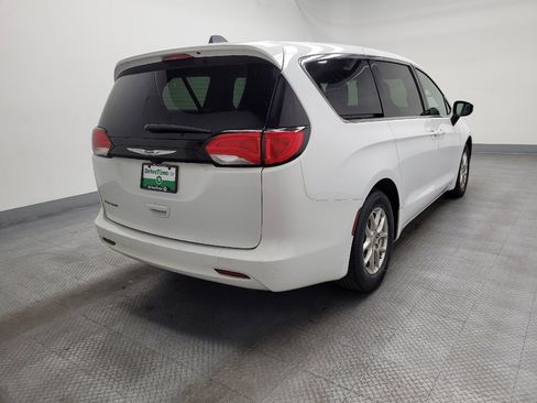 Used 2022 Chrysler Voyager LX image 9